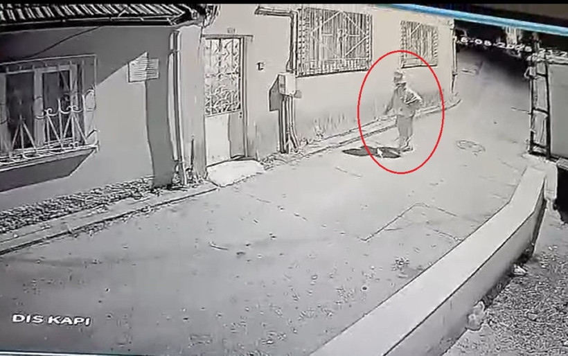 Palyaço kıyafetli bıçaklı kişi mahalleliyi tedirgin etti - Resim : 1