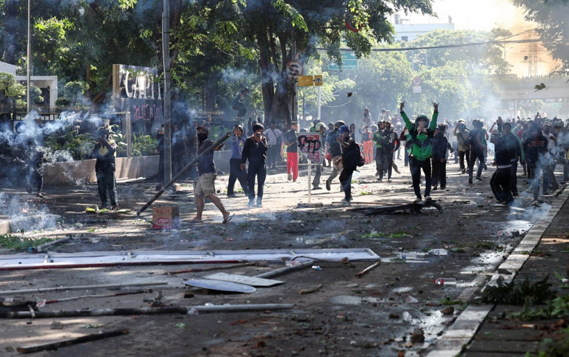 Bir moto kurye ölümü, 600 gözaltı: Jakarta savaş alanına döndü - Resim: 12