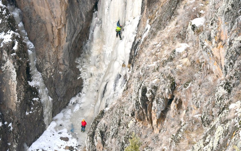 Kars’ta yeni adrenalin rotası! Donan şelaleye dağcı akını - Resim: 1