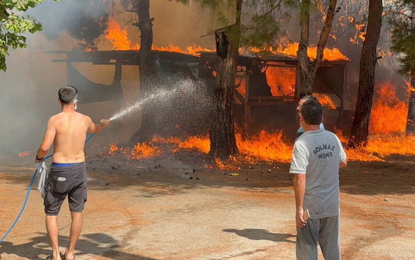 Antalya'da 4 ilçede orman yangını: Evler tahliye edildi - Resim : 3