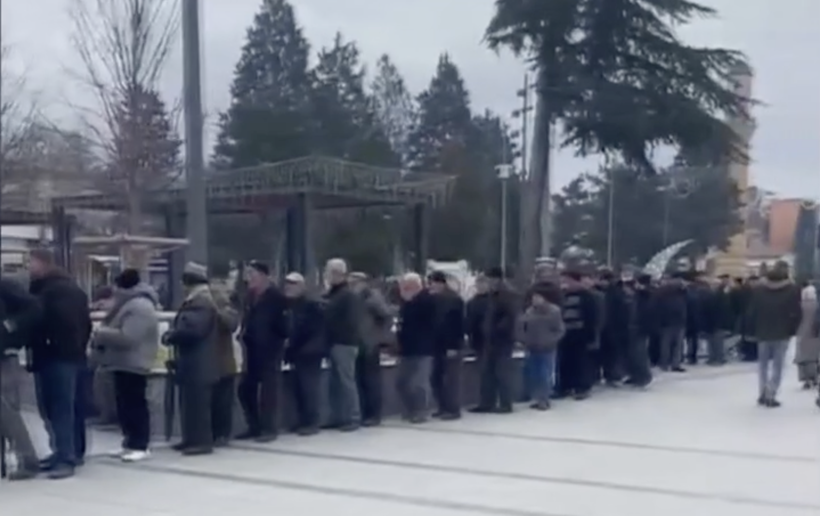 Metrelerce kuyruk oluştu: Bu bekleyiş bir tas &uuml;cretsiz &ccedil;orba i&ccedil;in - Resim : 1