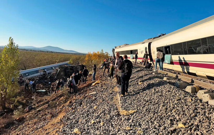 İspanya&rsquo;daki tren faciasının ilk g&ouml;r&uuml;nt&uuml;leri geldi - Resim : 1