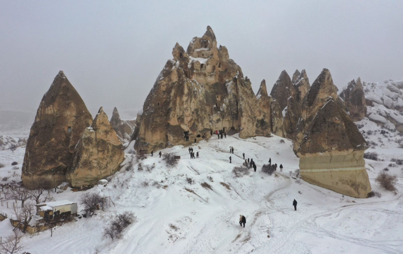 Peri bacalarına kar dokunuşu! Kapadokya’nın kış güzelliği göz kamaştırdı - Resim: 2