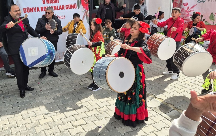 Tabureler üzerinde oynadılar! Romanlar Günü etkinliğinde coşku tavan yaptı - Resim: 5