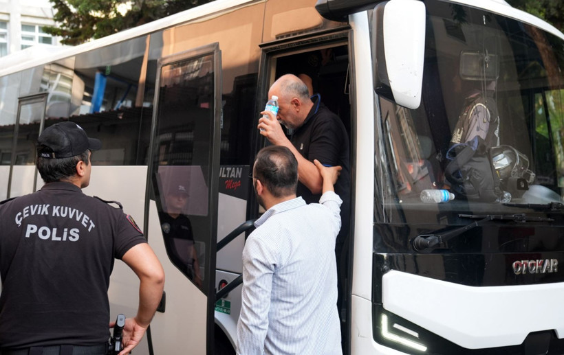 Aralarında profesör de var: Yüzlerini gizlediler - Resim: 2