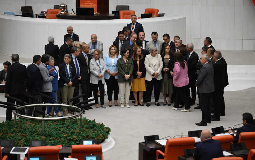 CHP'li vekiller TBMM’de kürsüyü işgal etti - Resim : 1
