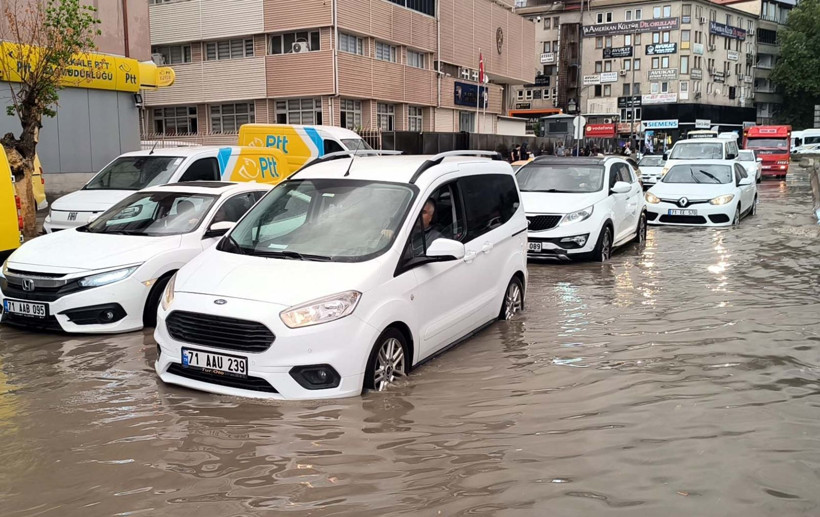Sağanak bastırdı, yollar göle döndü - Resim: 1