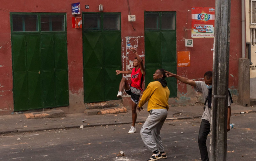 Hükümet düştü, Z kuşağı geri adım atmadı: Sokaklar savaş alanı - Resim: 3