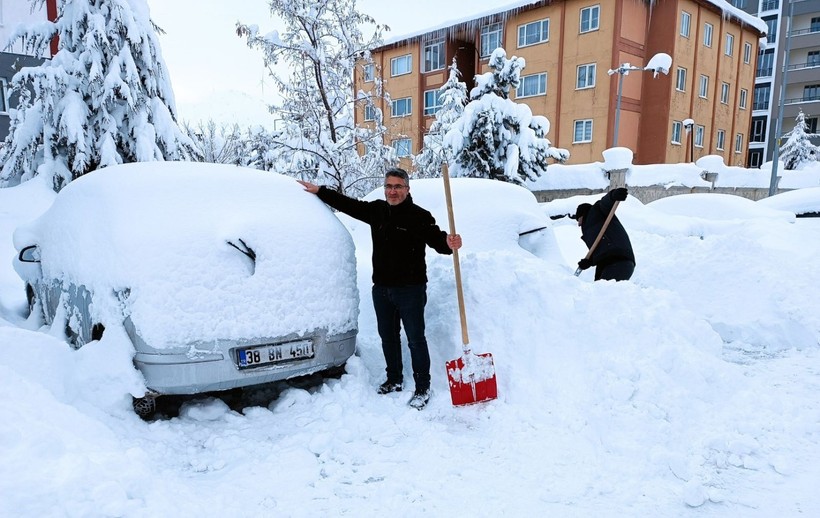 Araçlar kar altında kayboldu - Resim: 2