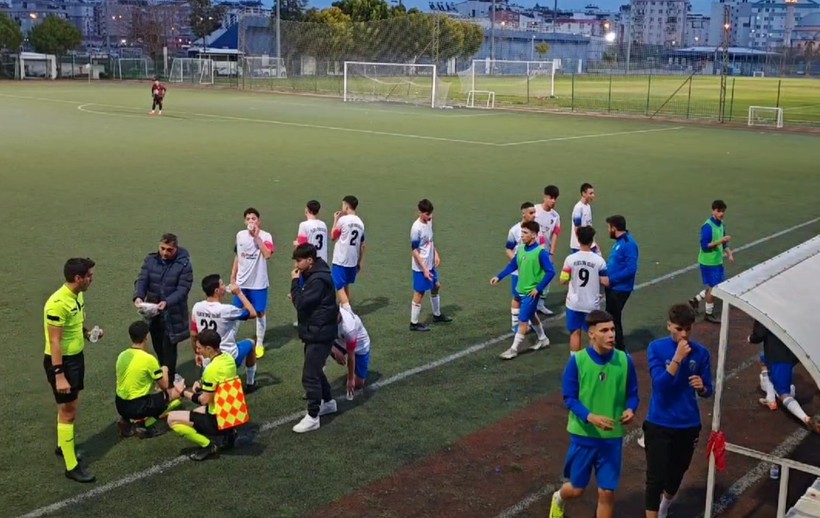 Hakem futbolcularla birlikte oruç açtı - Resim : 1