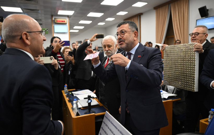 Bütçe görüşmelerinde papağanlı - pullu protesto - Resim : 2