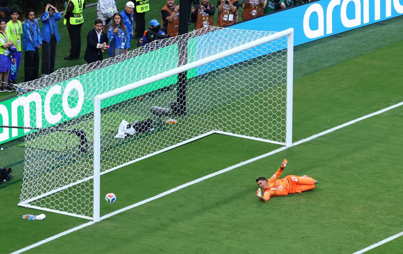 Muslera hem kendini hem Uruguay'ı yaktı! Oyundan çıkmak istedi, stadı terk etti: 0-1 - Resim: 1