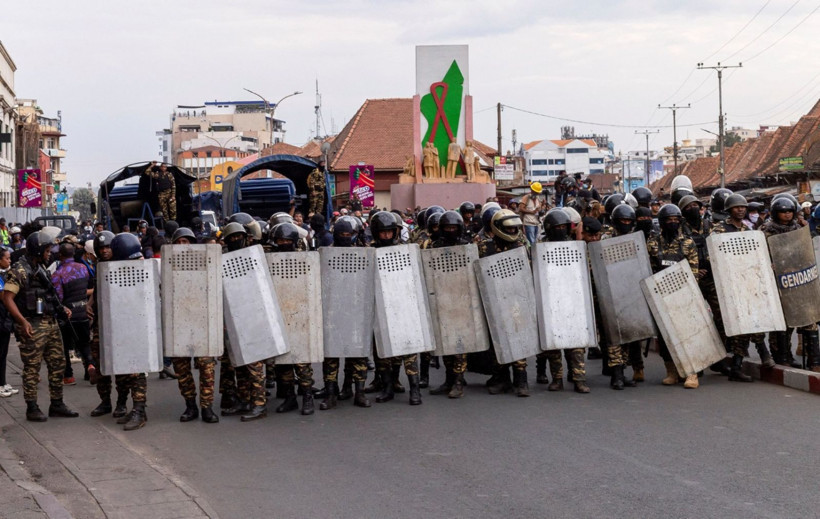 Hükümet düştü, Z kuşağı geri adım atmadı: Sokaklar savaş alanı - Resim: 7