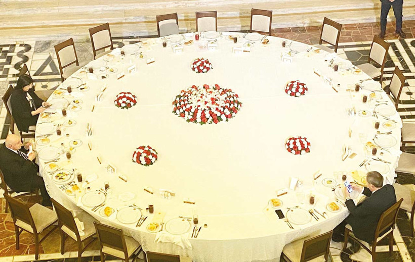 Cumhurbaşkanı Erdoğan akşam namazına gittiğinde  iftar masasında sadece eski Meclis Başkanı &Ouml;mer İzgi ile  DEM Parti Eş Genel Başkanı Tuncer Bakırhan ve TBMM  Başkanvekili DEM Partili Pervin Buldan kaldı. 