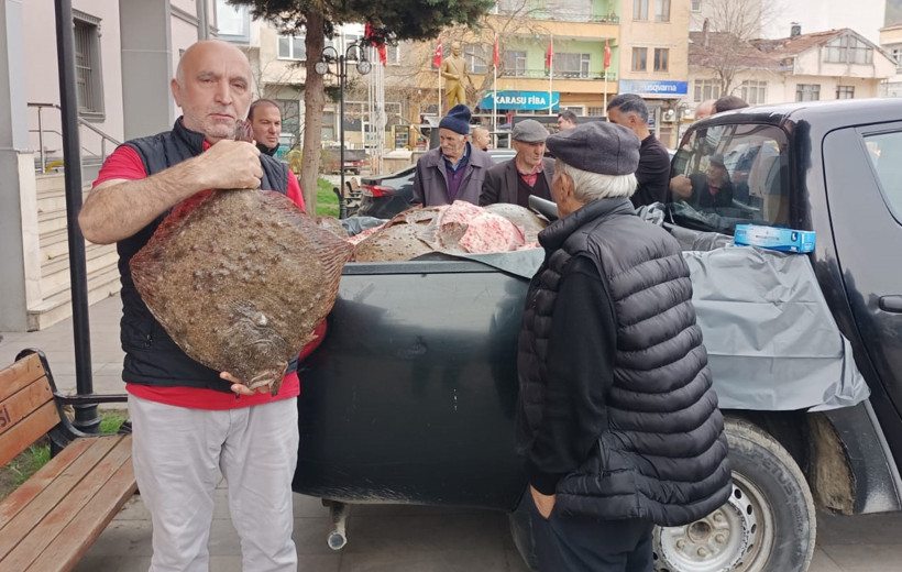 Kaçak avlanan 200 kalkan balığı vatandaşlara dağıtıldı - Resim : 1