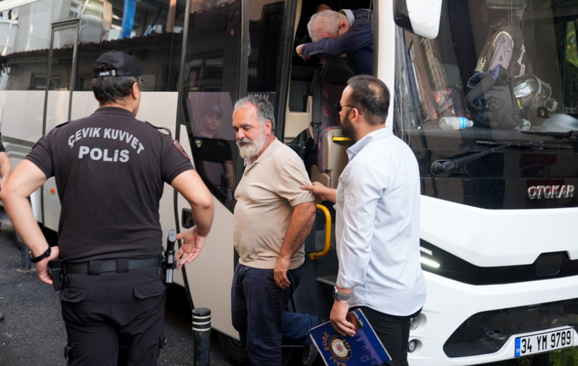 Aralarında profesör de var: Yüzlerini gizlediler - Resim: 1