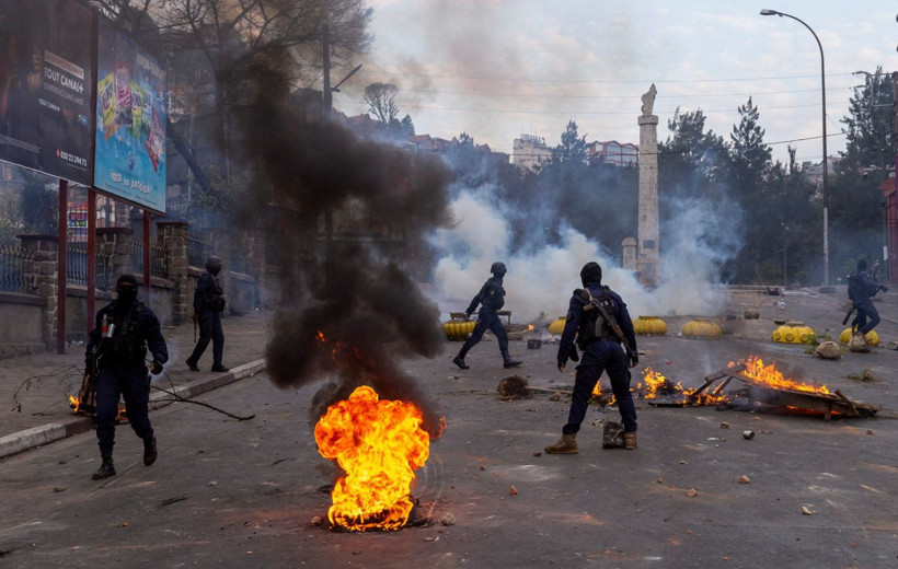 Hükümet düştü, Z kuşağı geri adım atmadı: Sokaklar savaş alanı - Resim: 1