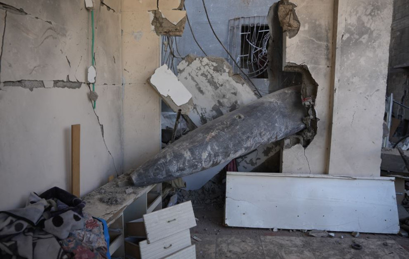 Evlerine düşen 'patlamaya hazır' bombayla yaşıyorlar - Resim : 3