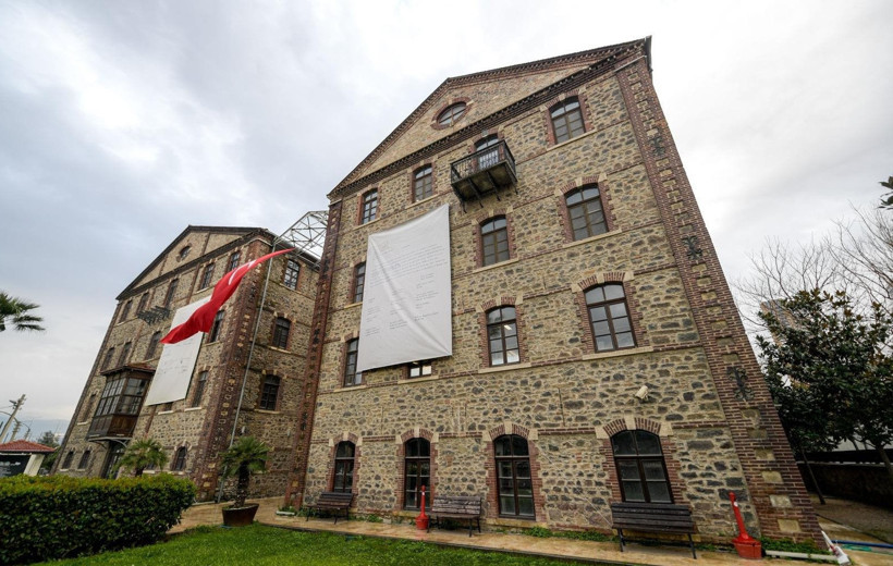 İzmir'de bina tartışması: Atatürk imzalı kararname asıldı - Resim : 1