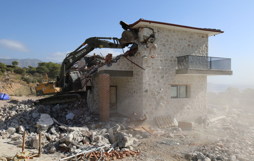 Kaş'ta kaçak yapı yıkım ihalesi 9'uncu kez iptal edildi - Resim : 1