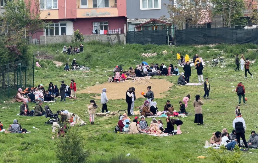Arnavutköy'de deprem nöbeti: Çadır kurdular - Resim : 1