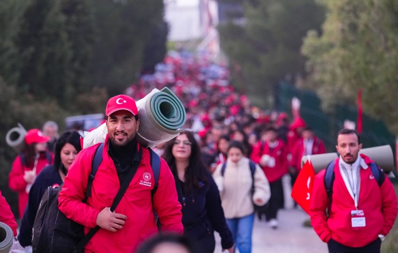 57. Alay Yürüyüşü şafakla başladı: Saçlarına kına yakıp, asker çorbası içtiler - Resim: 17
