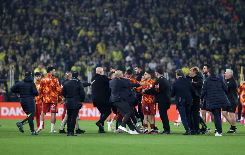 Fenerbahçe–Galatasaray derbisi öncesi şok kavga: Yıldız futbolcular birbirine girdi - Resim: 1