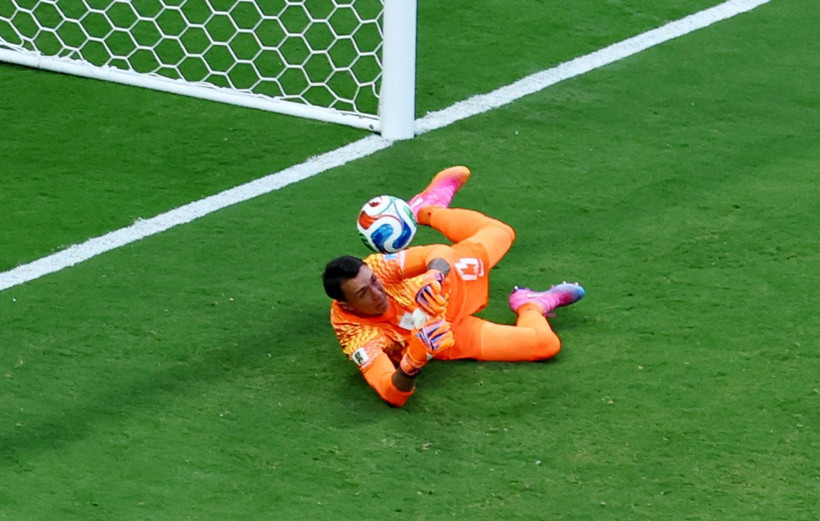 Muslera hem kendini hem Uruguay'ı yaktı! Oyundan çıkmak istedi, stadı terk etti: 0-1 - Resim: 7