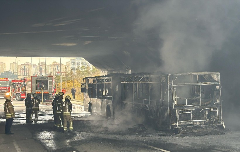 Başakşehir'de İETT otobüsü yandı - Resim : 2