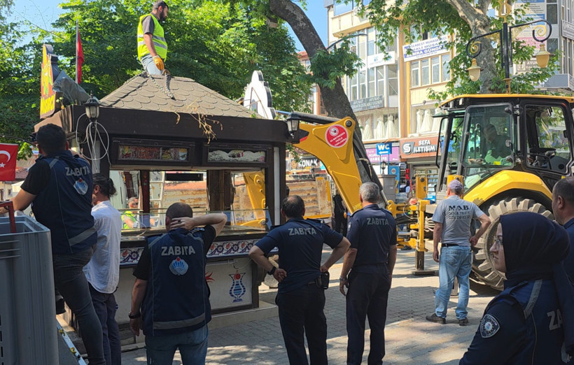 Büfe krizi: Esnaf kendini çatıya zincirledi - Resim : 1