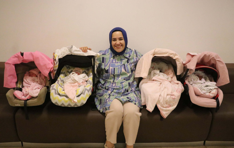 İkinci &ccedil;ocuk istediler, d&ouml;rd&uuml;zleri oldu! Artık 5 kızları var - Resim : 1