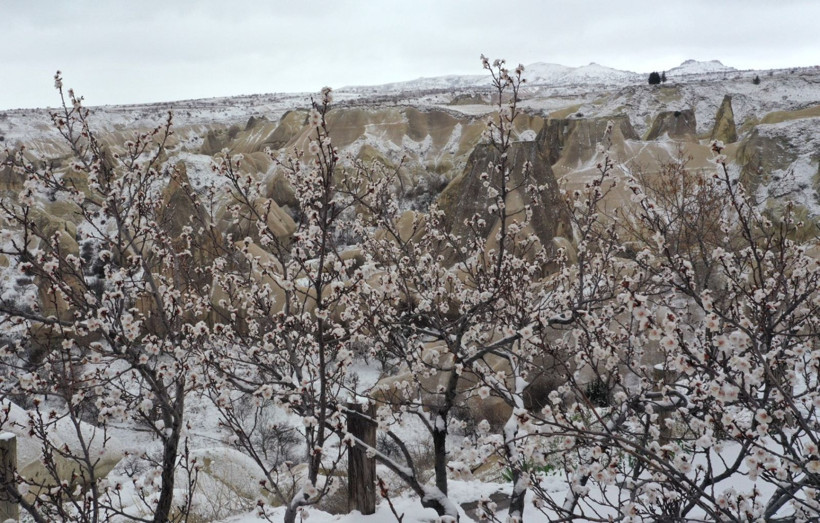Kapadokya'daki peribacaları kar yağışıyla beyaza büründü - Resim: 9