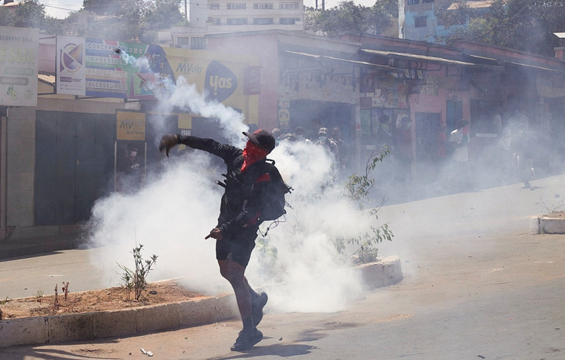 Z kuşağı hareketiyle sarsılan ülkede yeni başbakan ordu generali oldu - Resim : 1