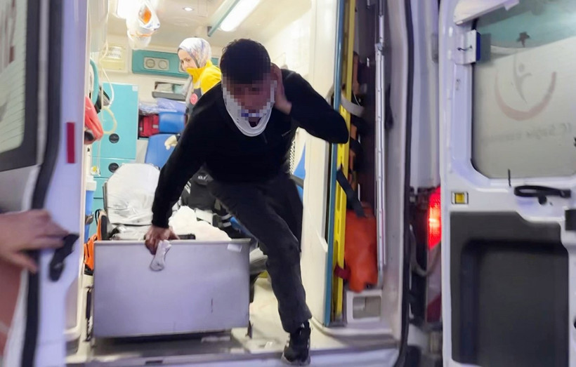 Sedyeden fırlayıp gazetecilere saldırdılar - Resim : 1