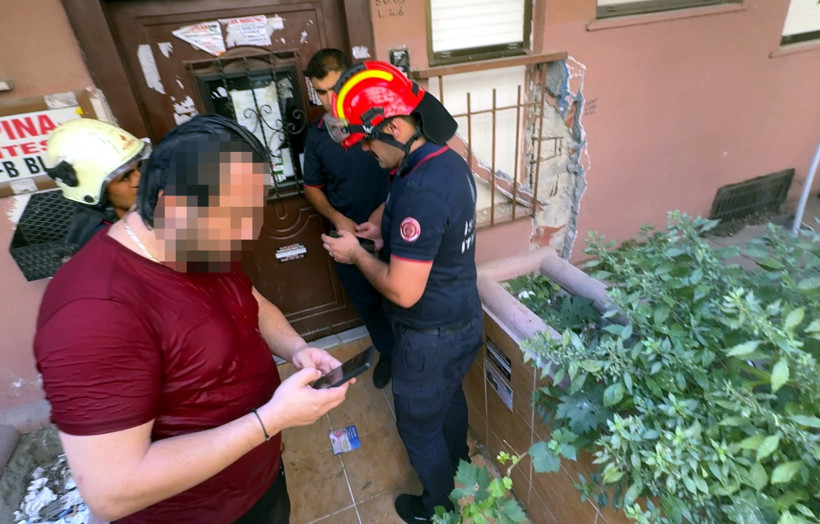Su saatini söktü, binayı su bastı! Asansörde mahsur kaldı - Resim : 1