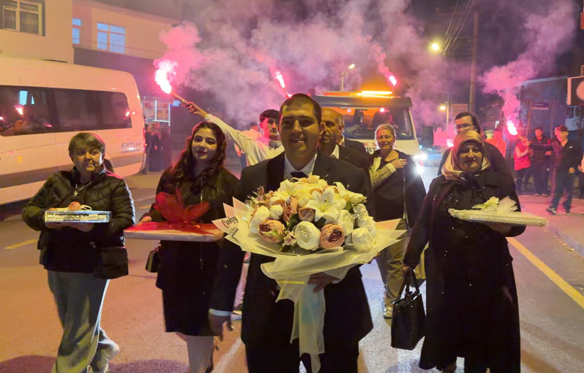 Meşalelerle kız istemeye gitti! &Ccedil;ekicideki otomobile patinaj yaptırdı - Resim : 2