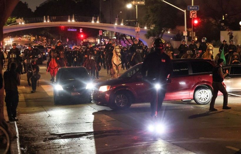 Los Angeles'ta işler kızıştı, yasak geldi: Sokağa abluka - Resim: 15
