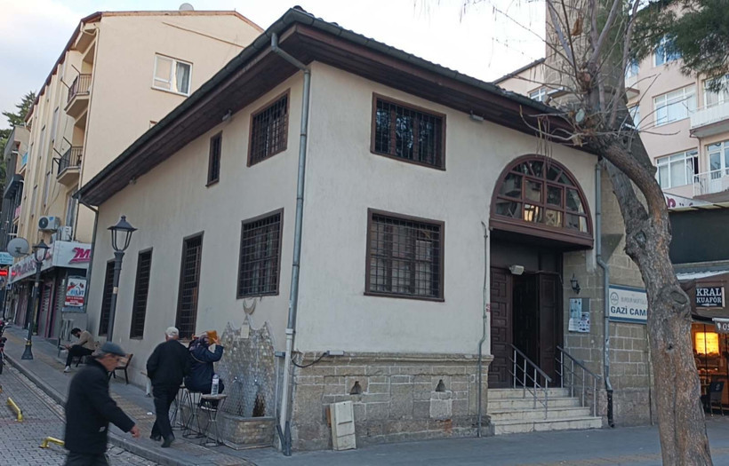 Sadaka kutusunu çuvalla çaldı: Parayı geri verip serbest kaldı - Resim : 1