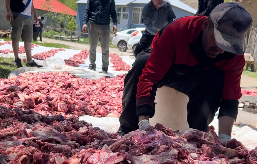 İlginç gelenek: Aynı anda 140 kurban kesildi, etler eşit dağıtıldı - Resim : 1