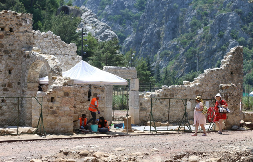 Olympos Antik Kenti'nde tarihe ışık tutan mozaikler bulundu - Resim: 13