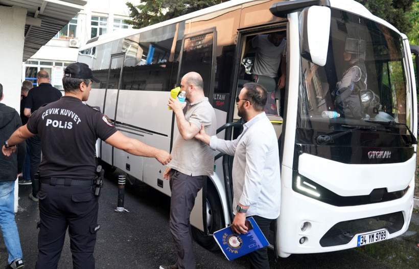 Aralarında profesör de var: Yüzlerini gizlediler - Resim: 5