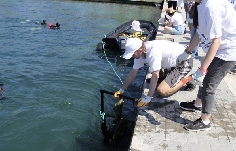 Pazar yeri değil, denizin dibi! Merdiven, korniş, kamyon lastiği ne ararsan var - Resim : 2