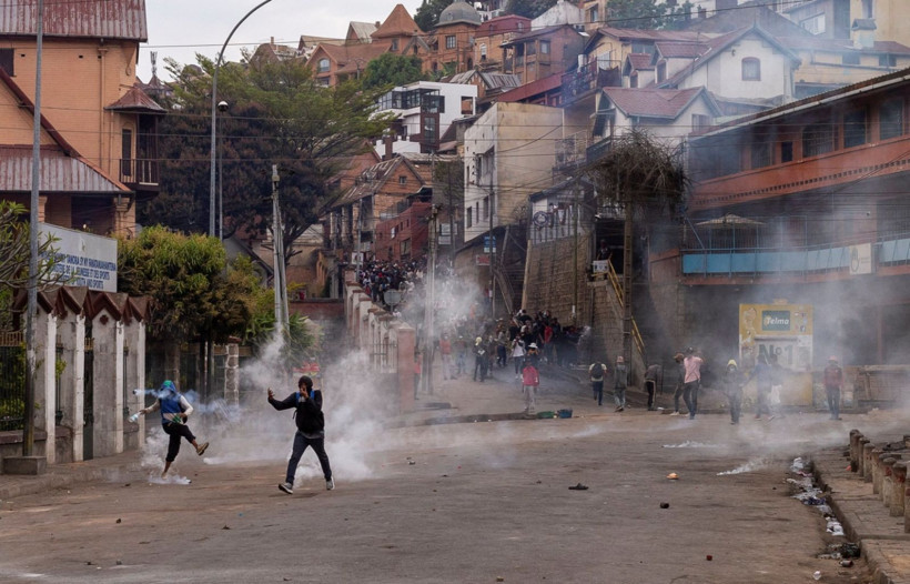 Hükümet düştü, Z kuşağı geri adım atmadı: Sokaklar savaş alanı - Resim: 5