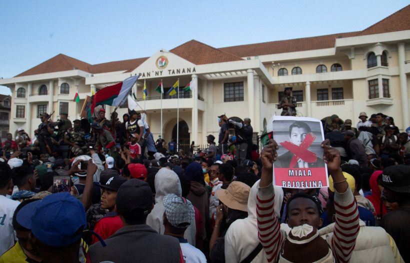 Kriz derinleşiyor: Asker Z kuşağının safına geçti, cumhurbaşkanı 'darbe girişimi' dedi - Resim : 6