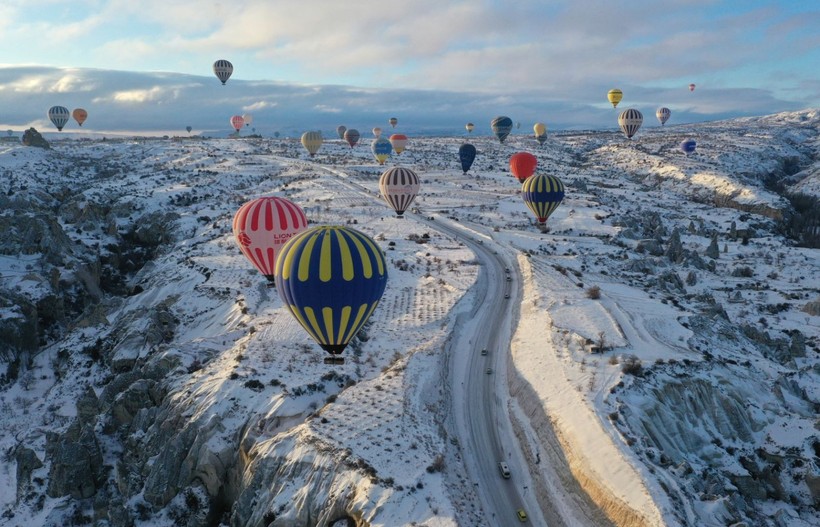 Kapadokya'da sıcak hava balonları 18 günlük aradan sonra gökyüzünü renklendirdi - Resim: 9