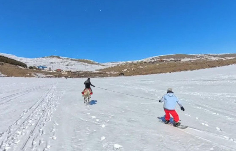 Atlar dörtnala, onlar snowboard’la! Çıldır Gölü'nde sınırları zorladılar - Resim: 3