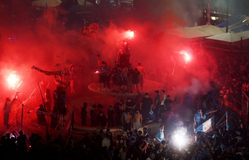 Napoli’nin şampiyonluk kutlamaları kanlı bitti: En az 39 kişi yaralandı - Resim : 1