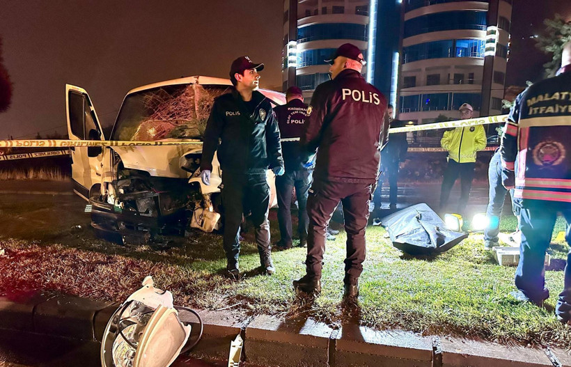 Malatya’da gece yarısı feci kaza: Minibüs direğe çarptı, sürücü öldü - Resim : 1
