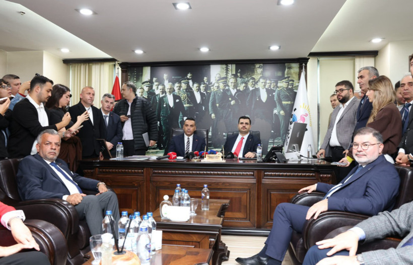 AKP'ye geçen belediye başkanı Atatürk fotoğraflarını kaldırdı Erdoğan'ın fotoğrafını astı - Resim : 5