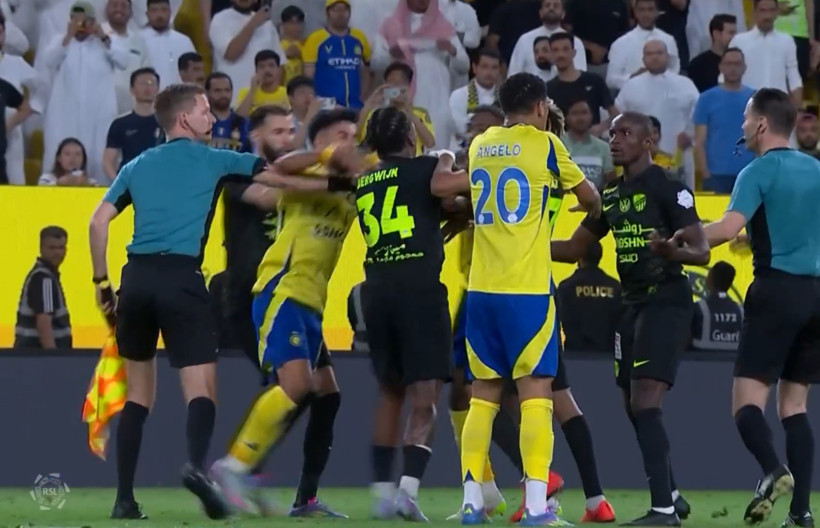 Benzema-Ronaldo derbisinde saha karıştı: Tarihi maçta kavga çıktı! - Resim : 3